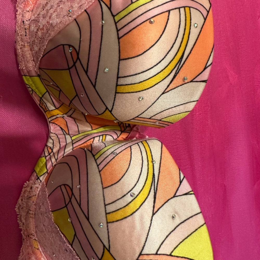 Patterned Victoria’s Secret Bra with lace - Picture 3 of 6